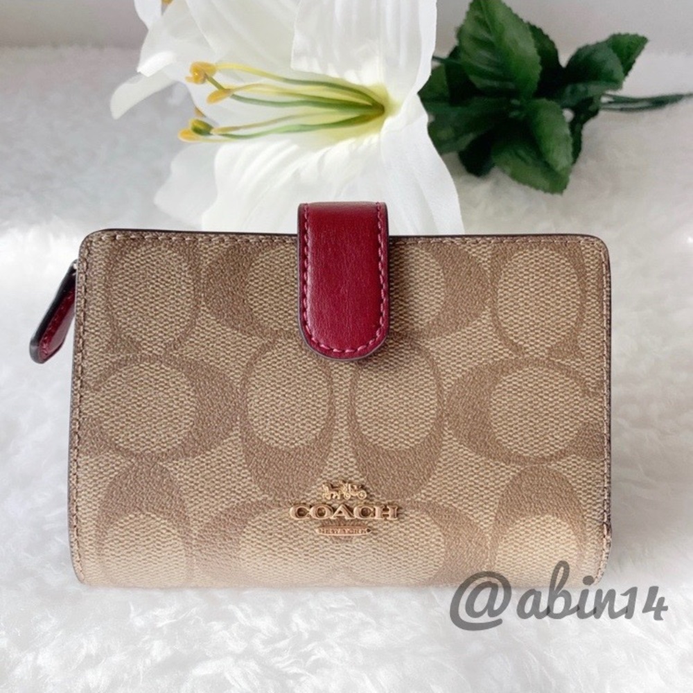 NWT Coach Signature Medium Corner Zip Wallet